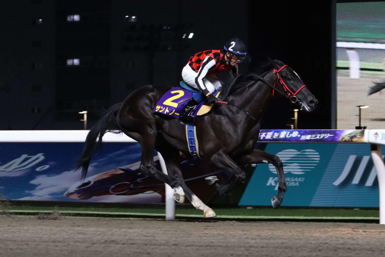 3コーナーで先頭に立ち鎌倉記念を制したサントノーレと服部茂史騎手