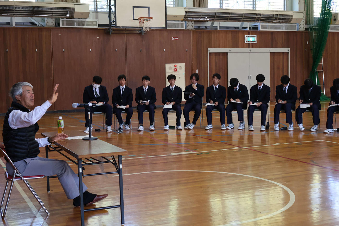 静内農高で講演した藤沢和雄元調教師