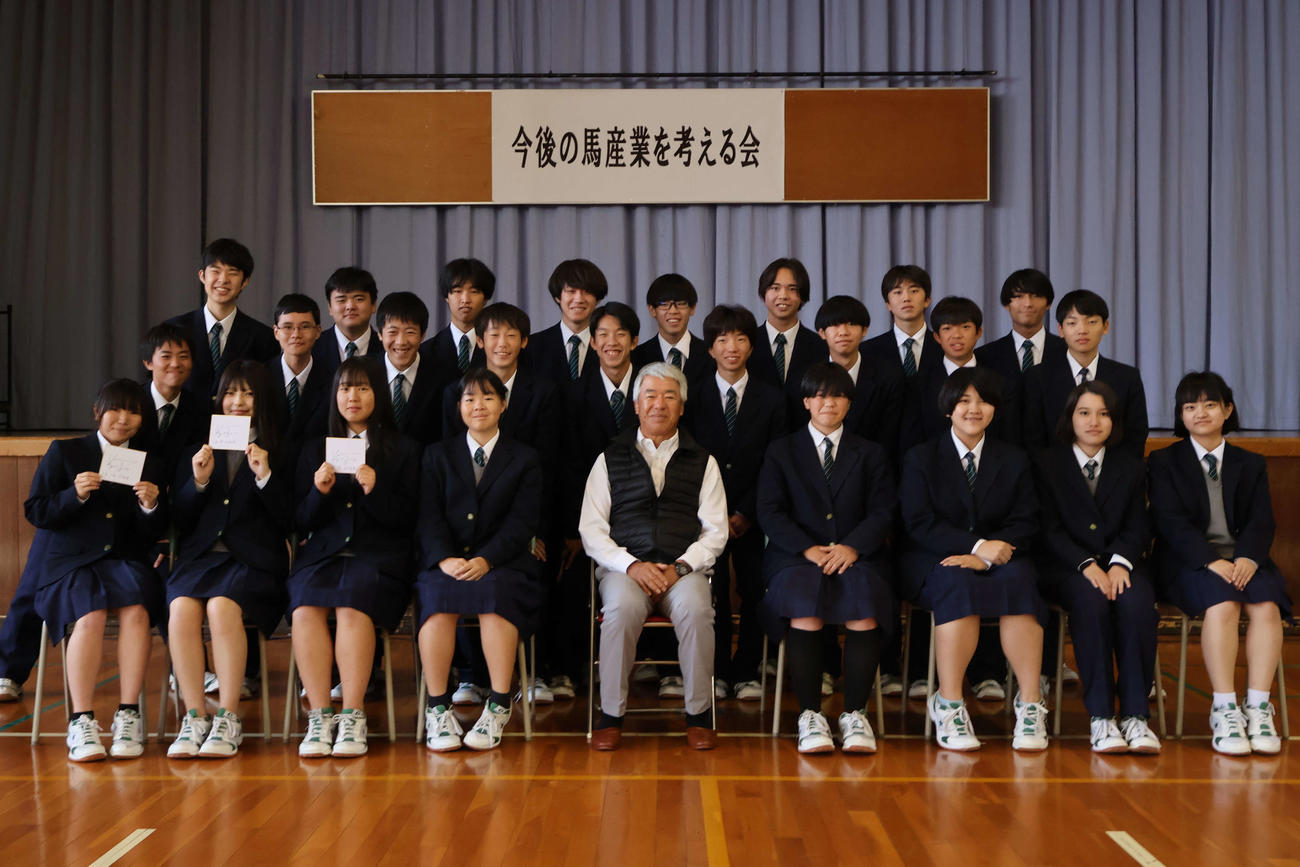 静内農高で講演した藤沢和雄元調教師