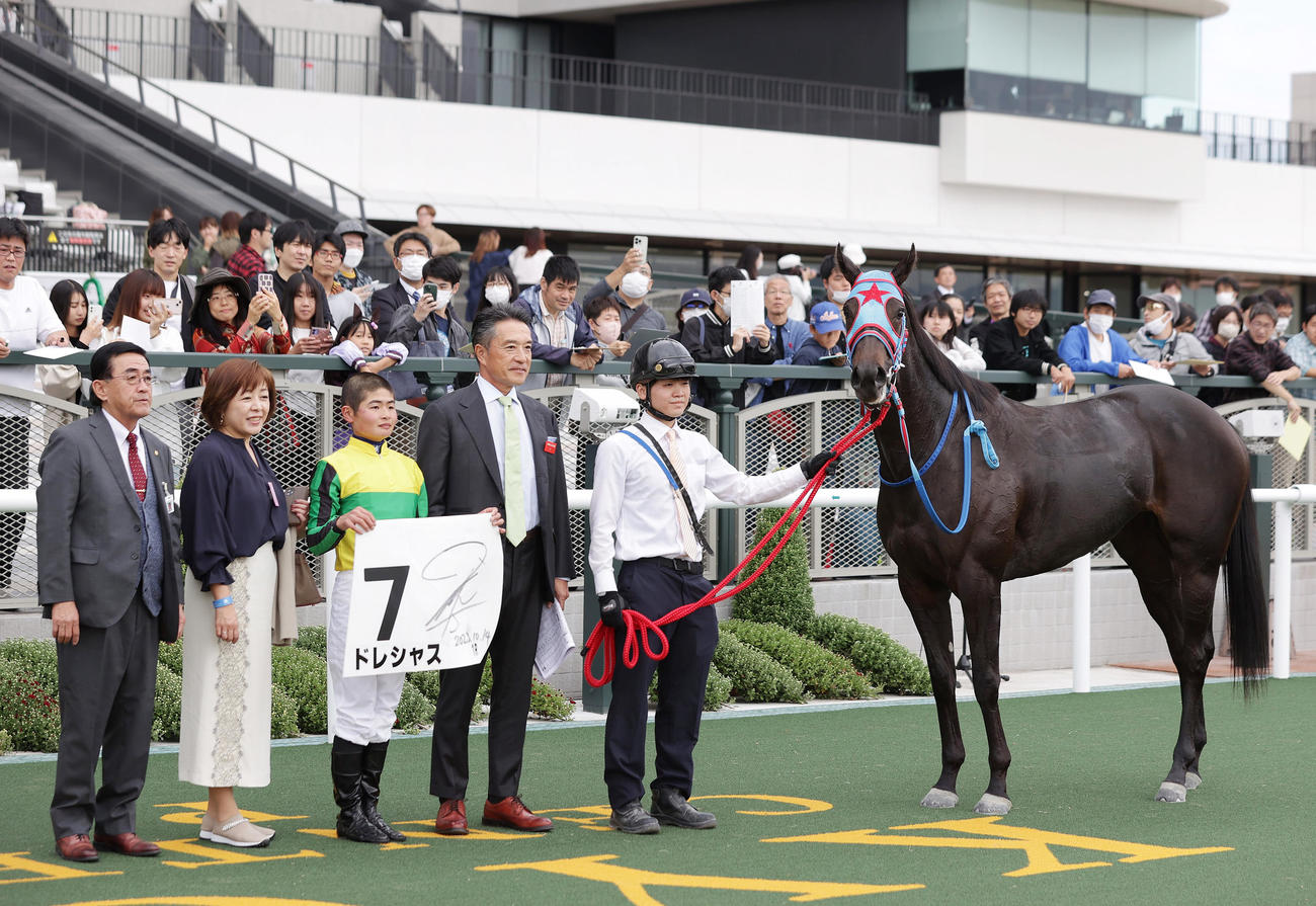 京都1R2歳未勝利戦を制したドレシャスと口取りに並ぶ田口騎手（左から3人目）（撮影・前田充）