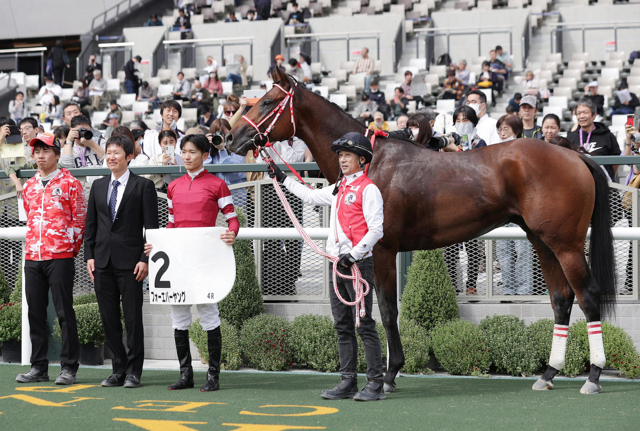 新馬戦を制したフォーエバーヤングと口取りに並ぶ坂井騎手（左から3人目）（撮影・前田充）