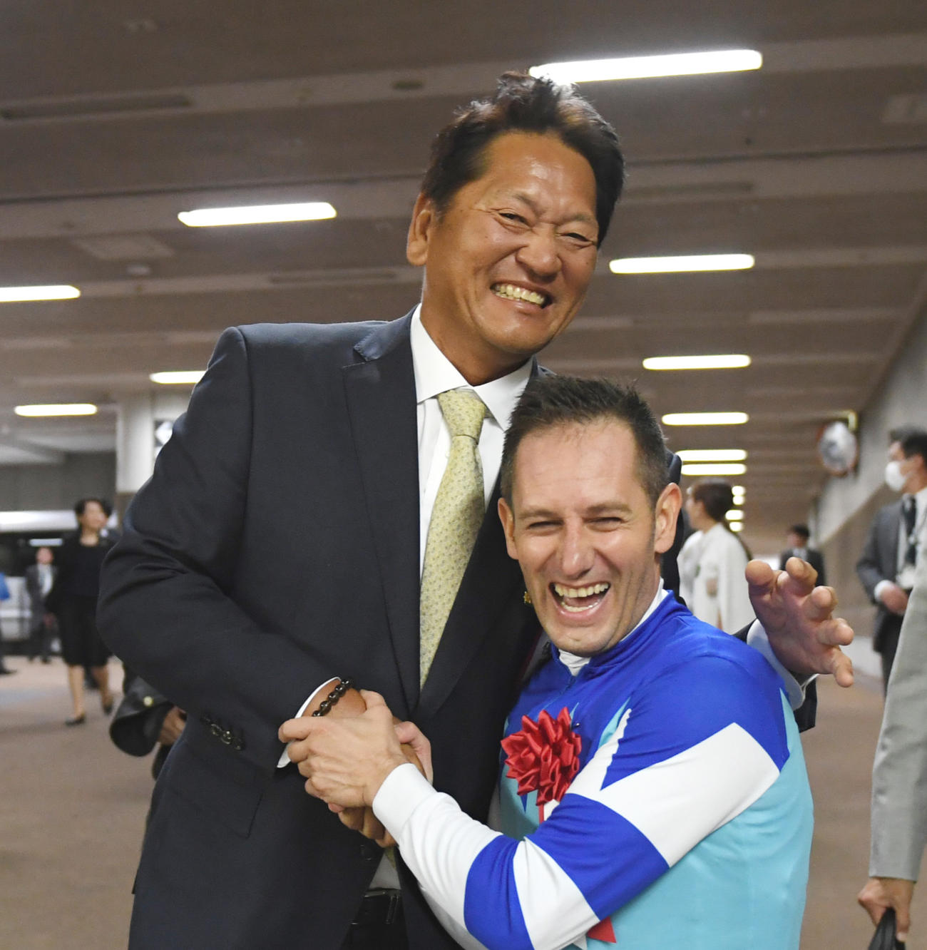 府中牝馬Sを制したディヴィーナの佐々木主浩オーナー（左）とデムーロ騎手は抱き合う（撮影・柴田隆二）