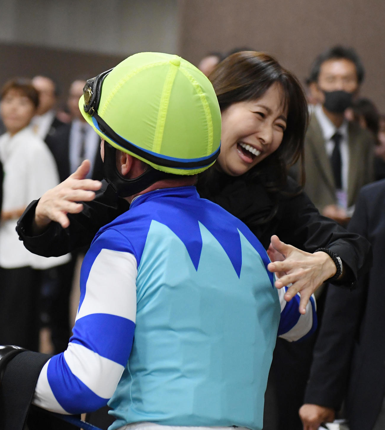ディヴィーナで府中牝馬Sを制したデムーロ騎手は佐々木オーナーの加奈子夫人と抱き合う（撮影・柴田隆二）