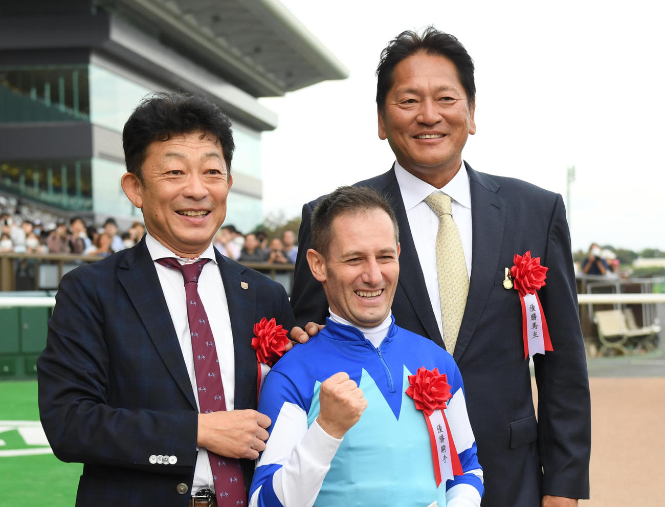 東京11R、府中牝馬Sを制したディヴィーナの友道調教師（左）、デムーロ騎手（中央）、佐々木主浩オーナー（撮影・柴田隆二）