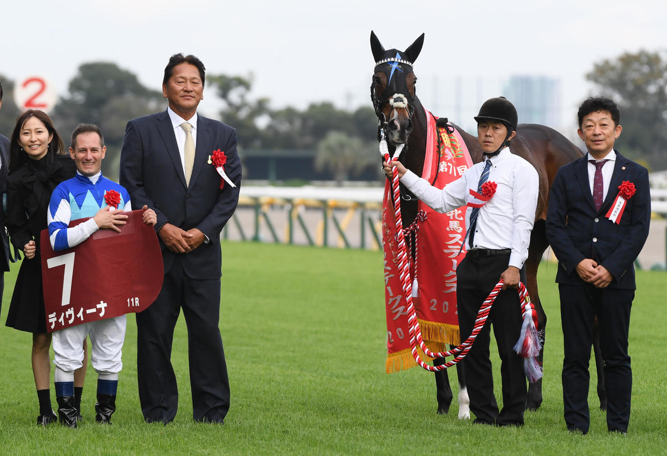 府中牝馬Sを制したディヴィーナ、左から榎本加奈子夫人、デムーロ騎手、佐々木主浩オーナー、友道調教師