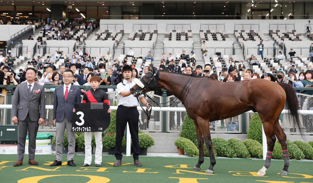 太秦Sを制したヴィクティファルスと口取りに並ぶ池添騎手（撮影・前田充）