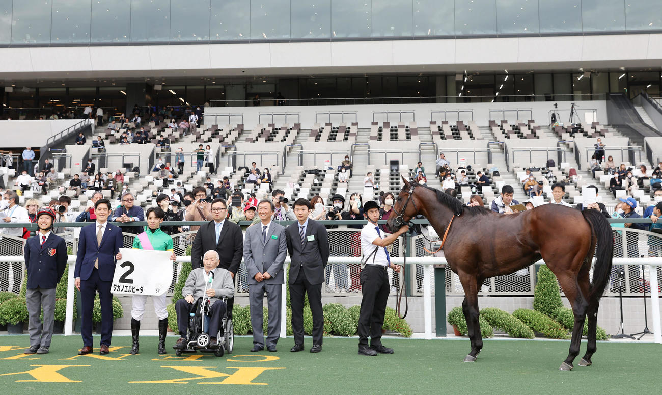 新馬戦を制したタガノエルピーダと口取りに並ぶ団野騎手（左から3人目）（撮影・前田充）