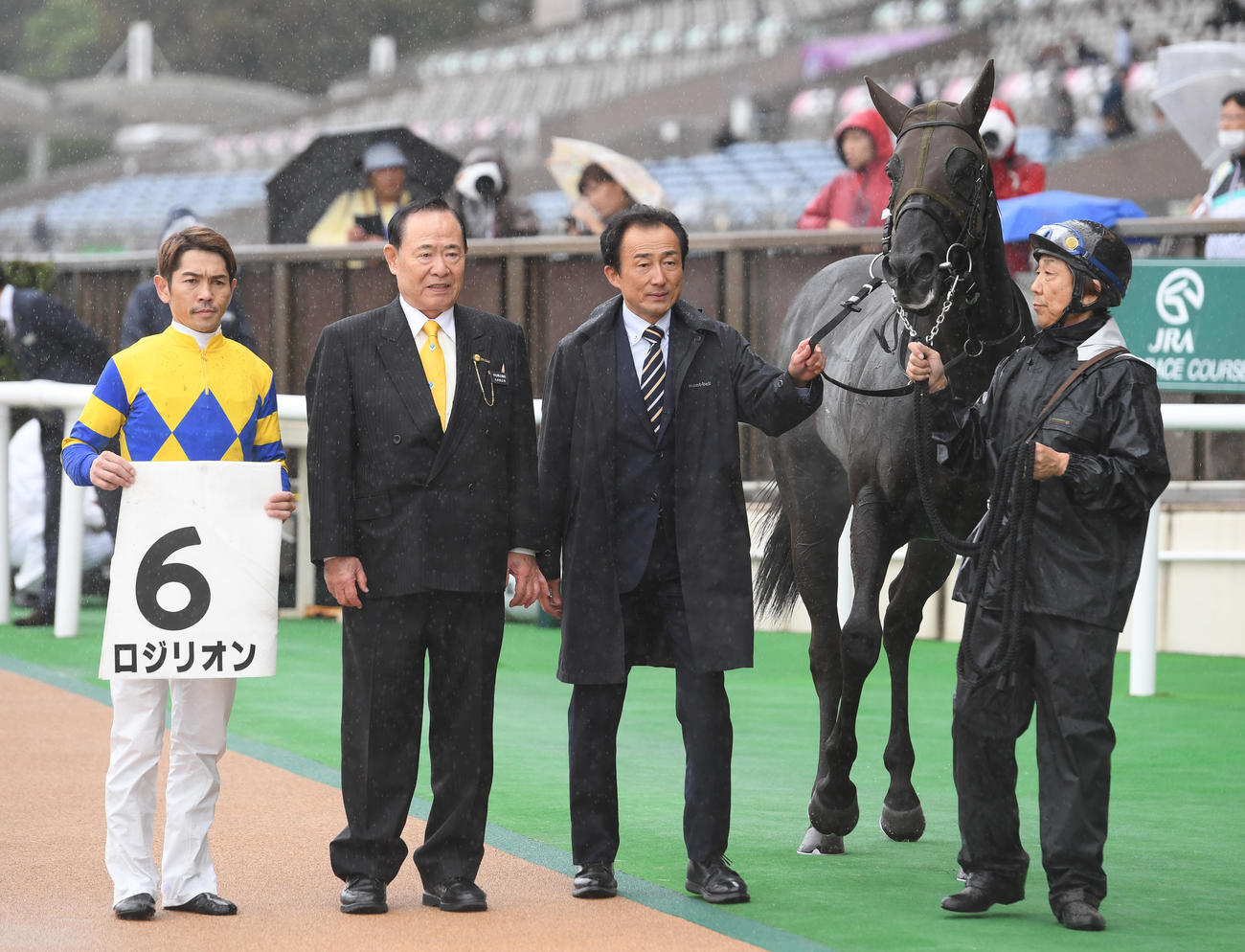 ロジリオンと戸崎圭太騎手（左）、1人置いて古賀慎明調教師（撮影・柴田隆二）