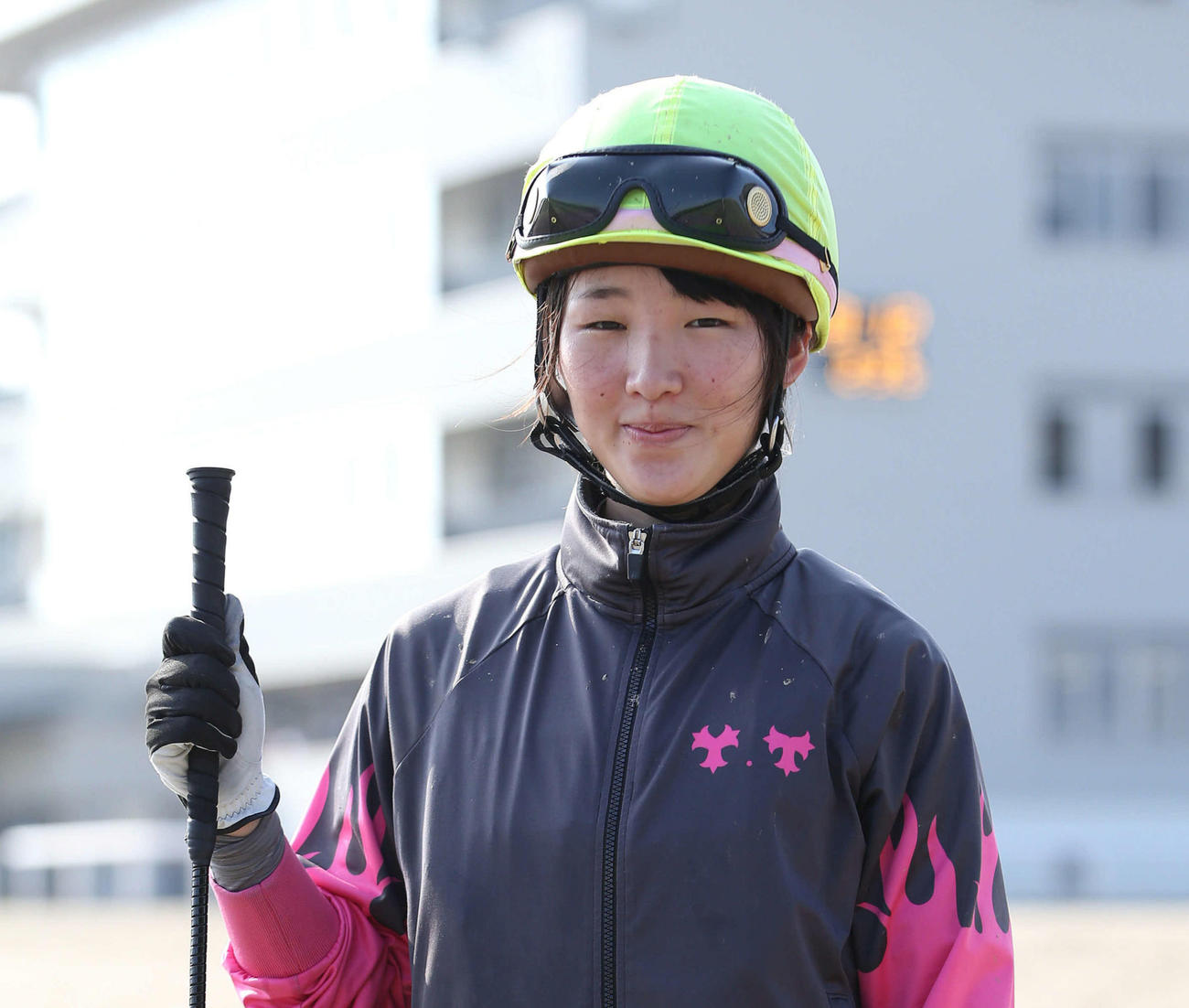 笑顔でガッツポーズする永島まなみ騎手（21年9月撮影）