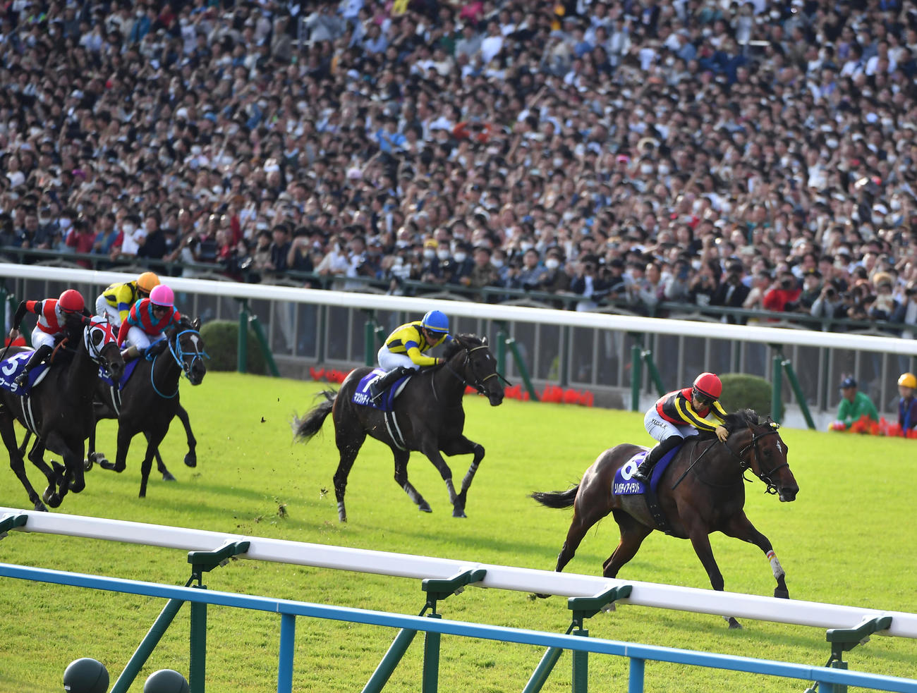 最終コーナーから先頭を譲らず3冠を達成したリバティアイランドと川田将雅騎手（撮影・清水貴仁）