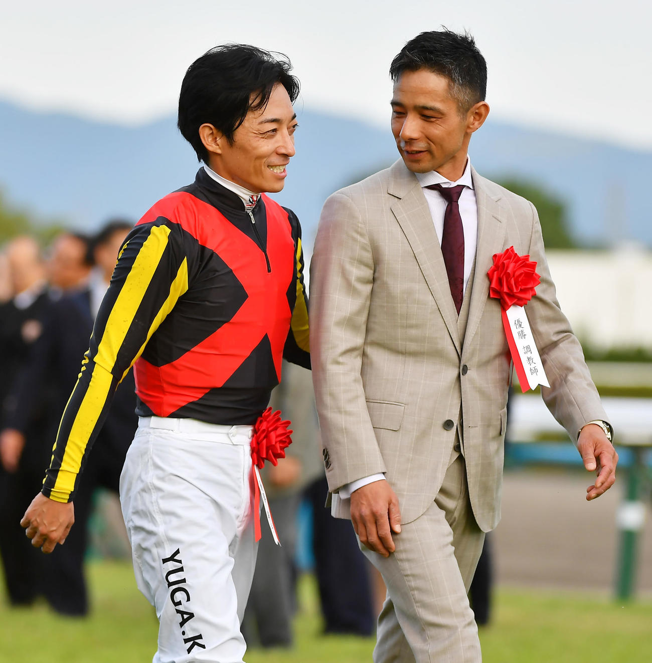 リバティアイランドが3冠達成で笑顔をみせる川田騎手（左）と中内田師（撮影・清水貴仁）