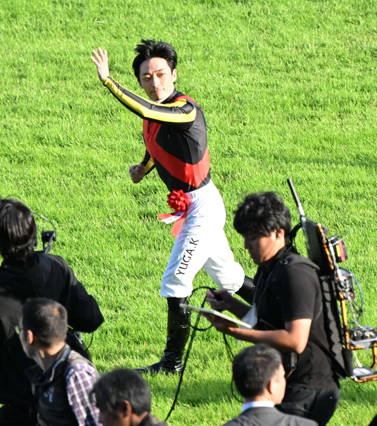 3冠を達成しファンに手を振る川田騎手（撮影・和賀正仁）