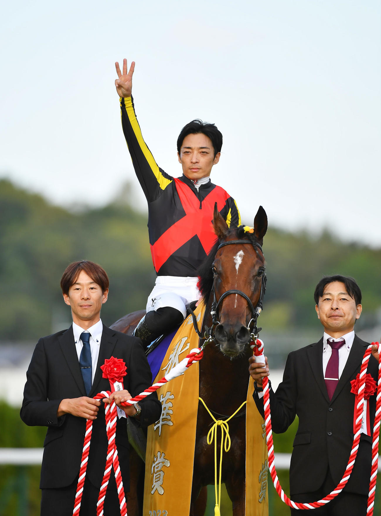 3冠達成でポーズをみせる川田騎手とリバティアイランド（撮影・清水貴仁）