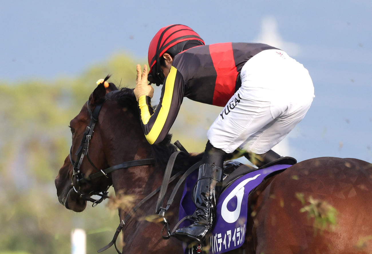 リバティアイランドで秋華賞を制し牝馬3冠を達成した川田騎手は指を3本立てる（撮影・白石智彦）