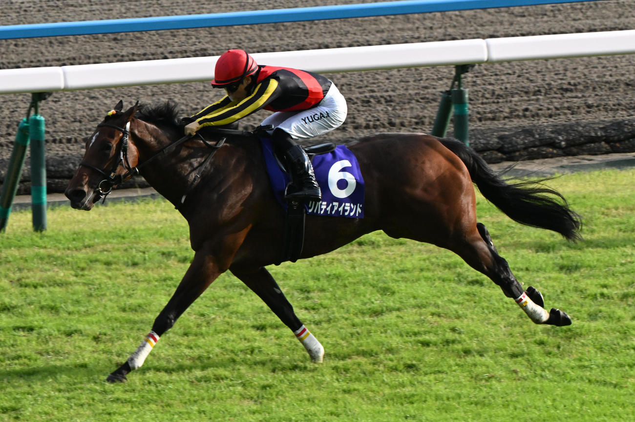 直線で抜け出したリバティアイランドが秋華賞を制し3冠を達成した（撮影・和賀正仁）