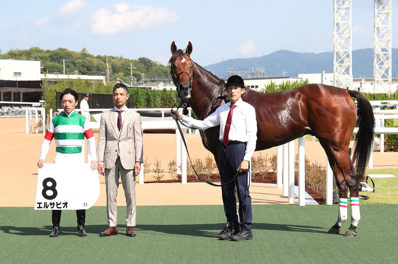 京都5R新馬戦を制したエルサビオと口取りに並ぶ川田騎手（左）（撮影・白石智彦）
