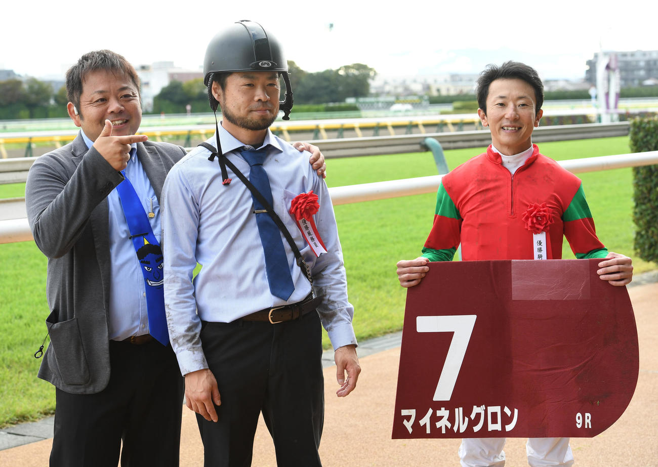 東京HJ制したマイネルグロン柿崎厩務員（中央）を祝福する青木調教師（左）、石神騎手（撮影・柴田隆二）
