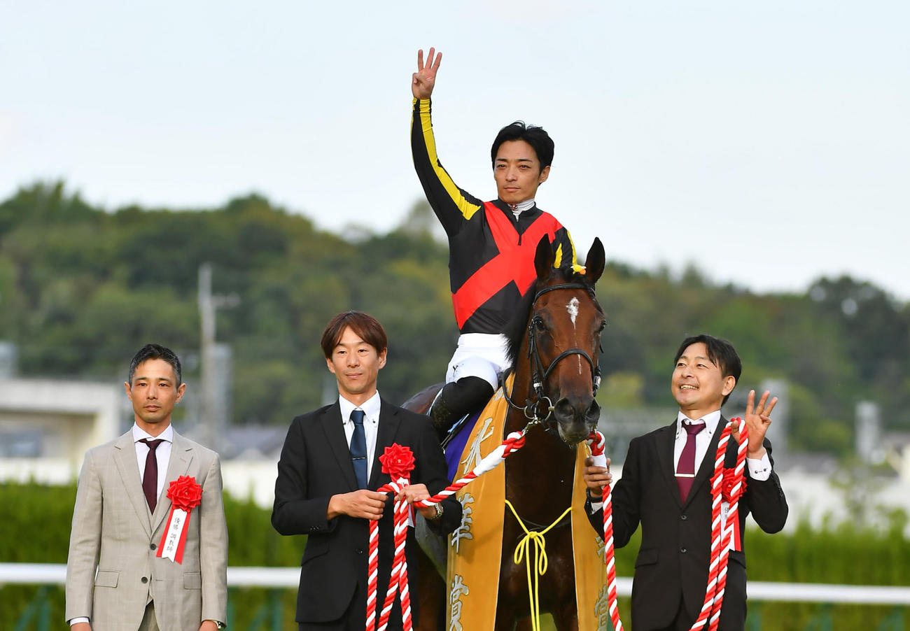 3冠達成で3本指を掲げる川田騎手とリバティアイランド（撮影・清水貴仁）