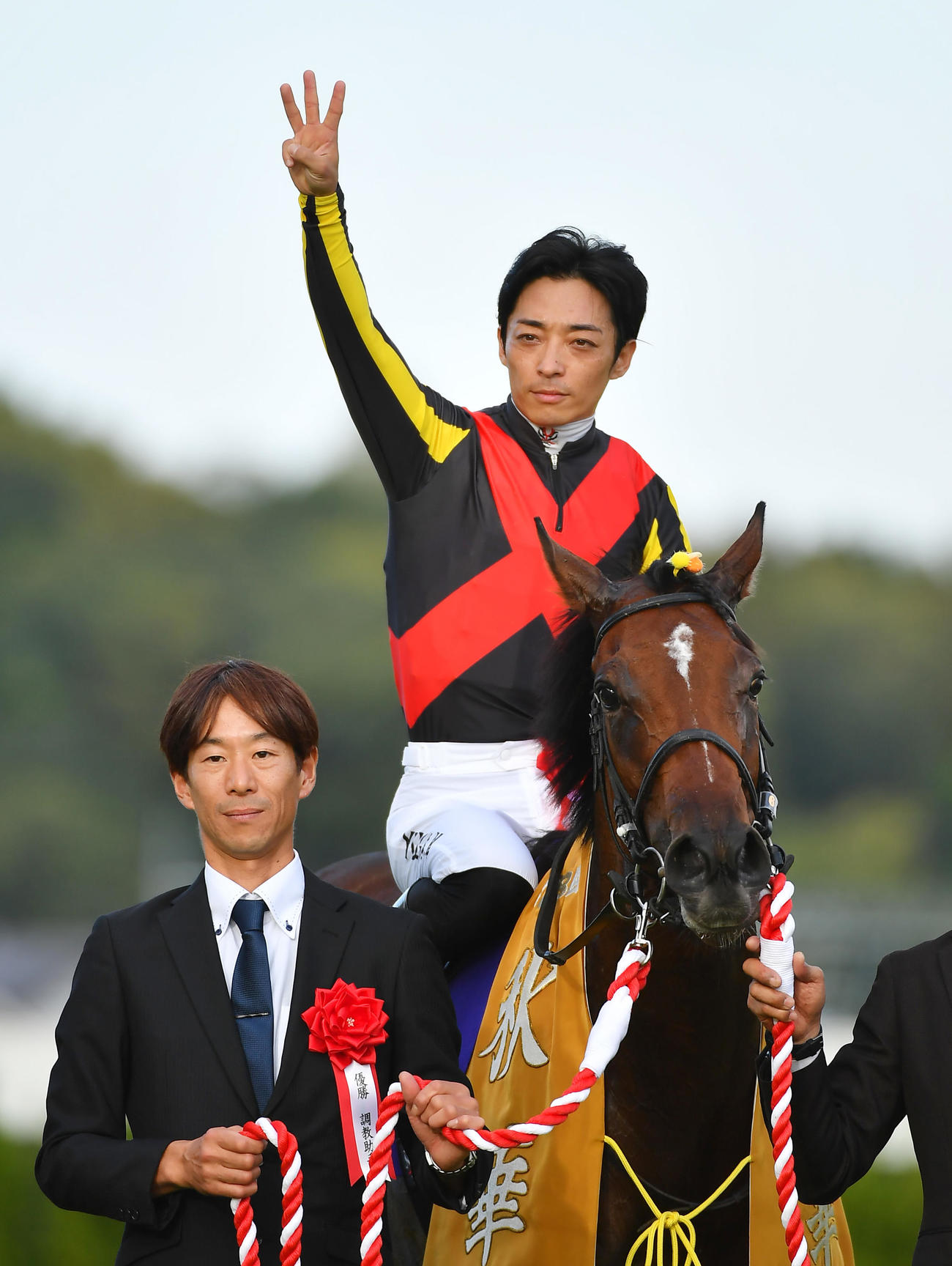 3冠達成でポーズをみせる川田騎手とリバティアイランド（撮影・清水貴仁）