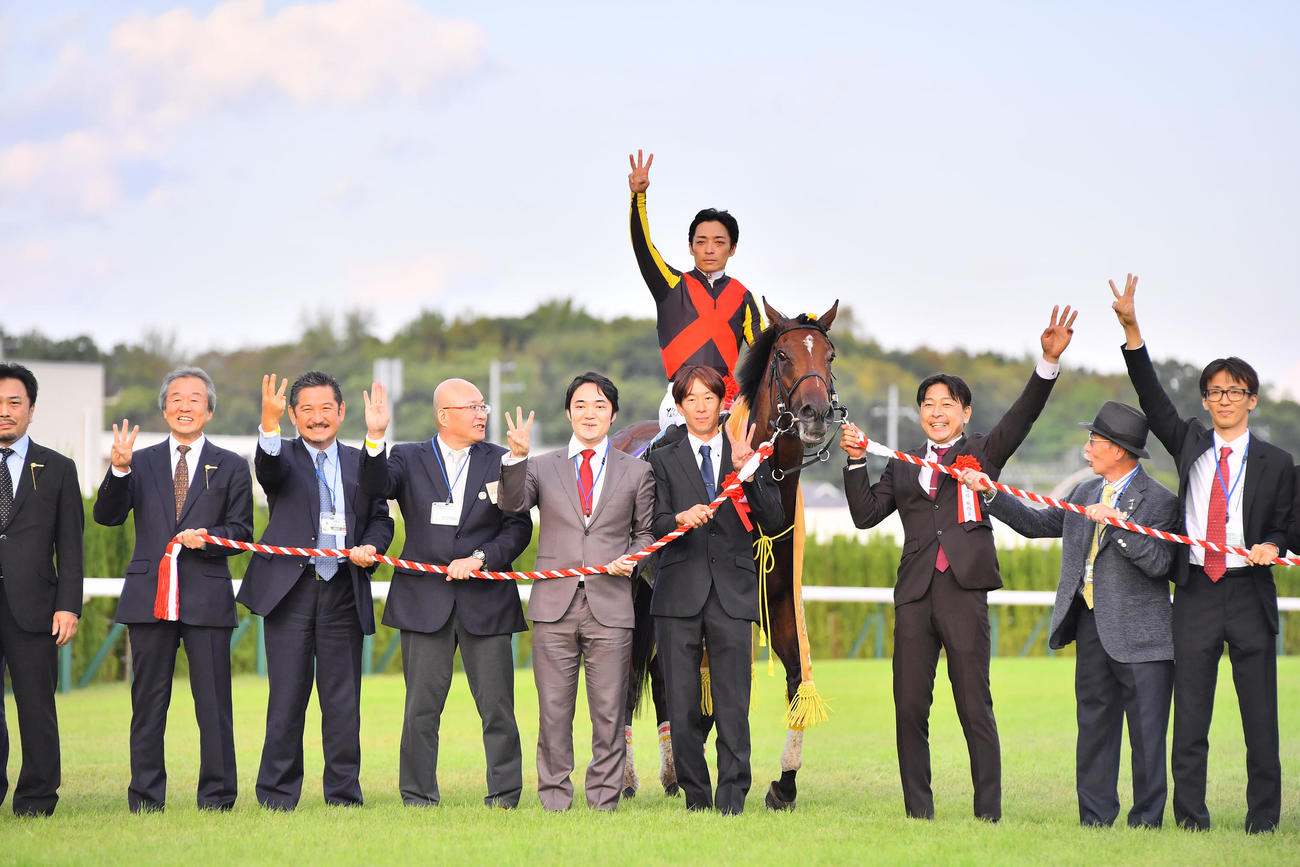 3冠達成でポーズをみせる川田騎手とリバティアイランド（撮影・清水貴仁）