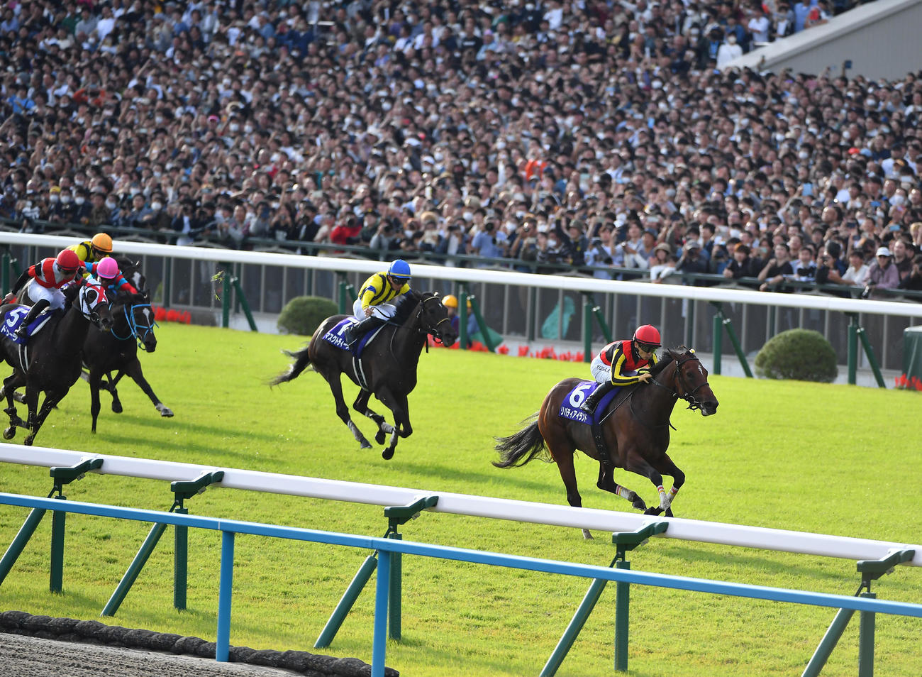 最終コーナーから先頭を譲らず3冠を達成したリバティアイランドと川田将雅騎手（撮影・清水貴仁）