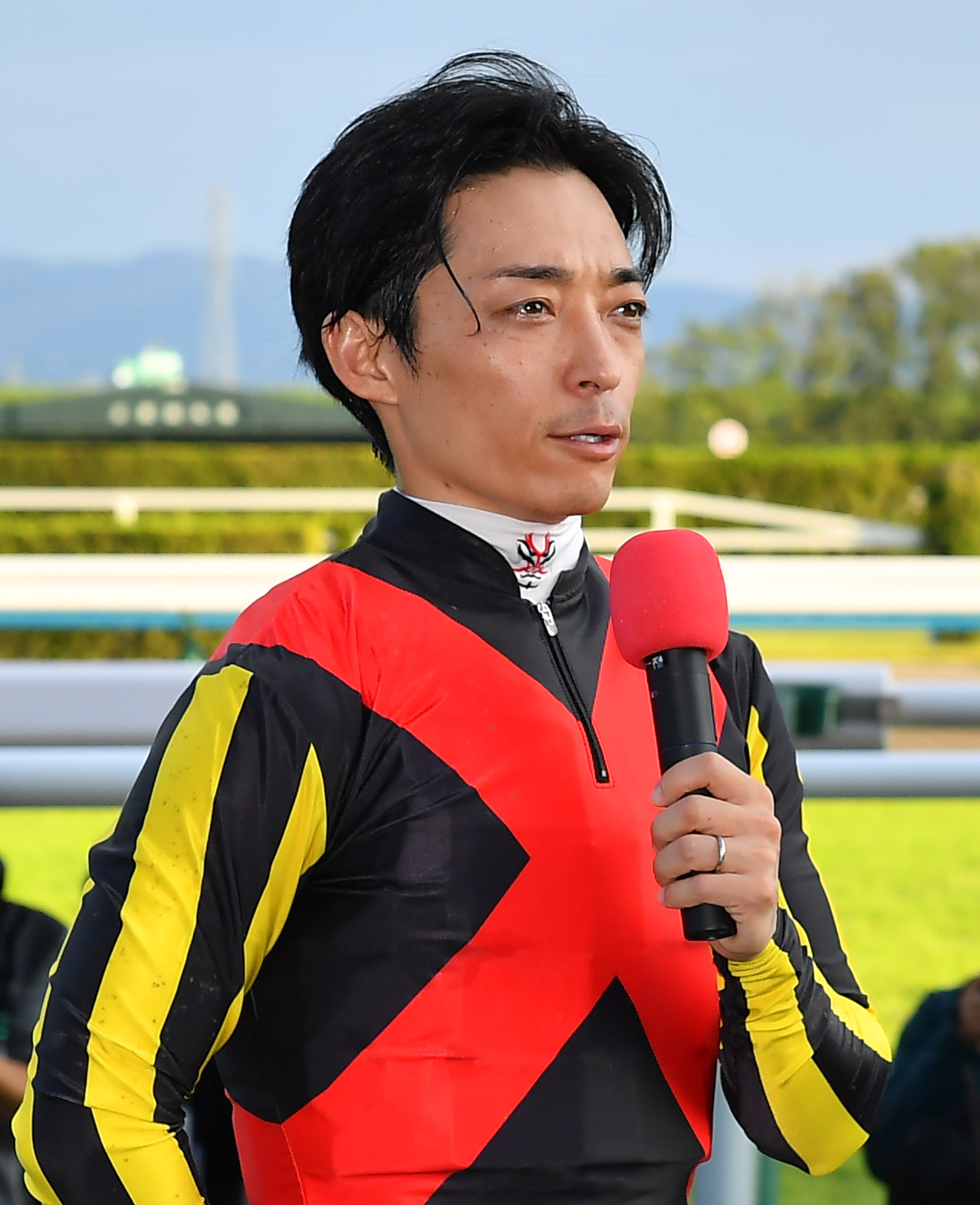 リバティアイランドで3冠達成しインタビューを受ける川田騎手（撮影・清水貴仁）