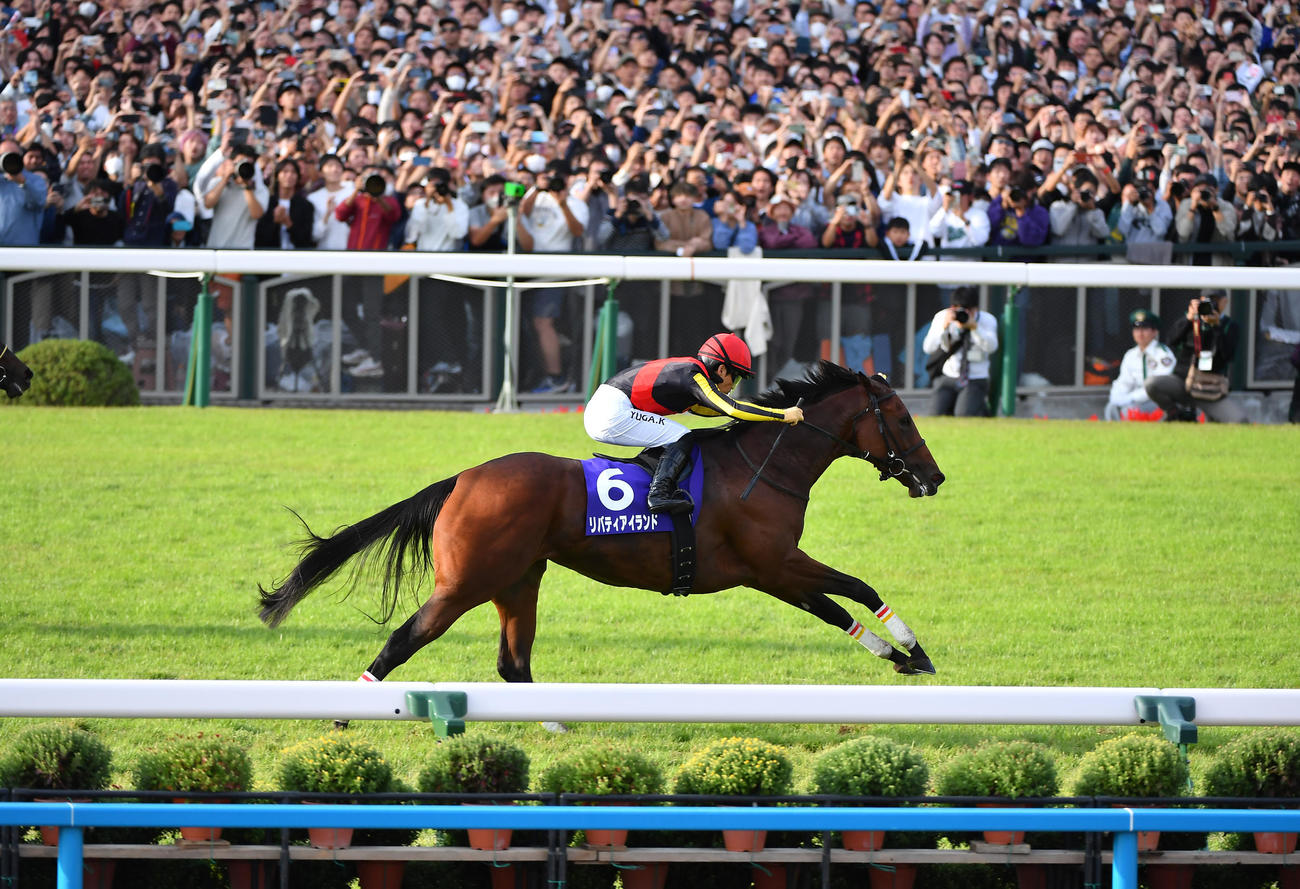 最終コーナーから先頭を譲らず3冠を達成したリバティアイランドと川田将雅騎手（撮影・清水貴仁）