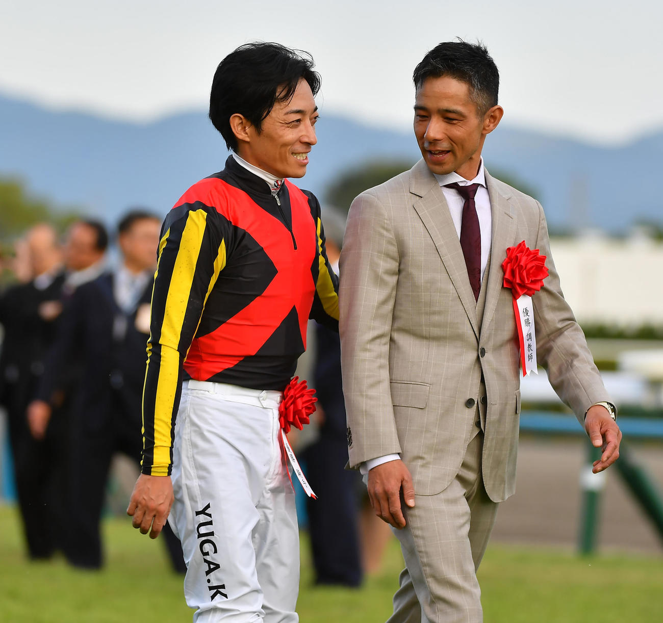 リバティアイランドが3冠達成で笑顔をみせる川田騎手（左）と中内田師（撮影・清水貴仁）