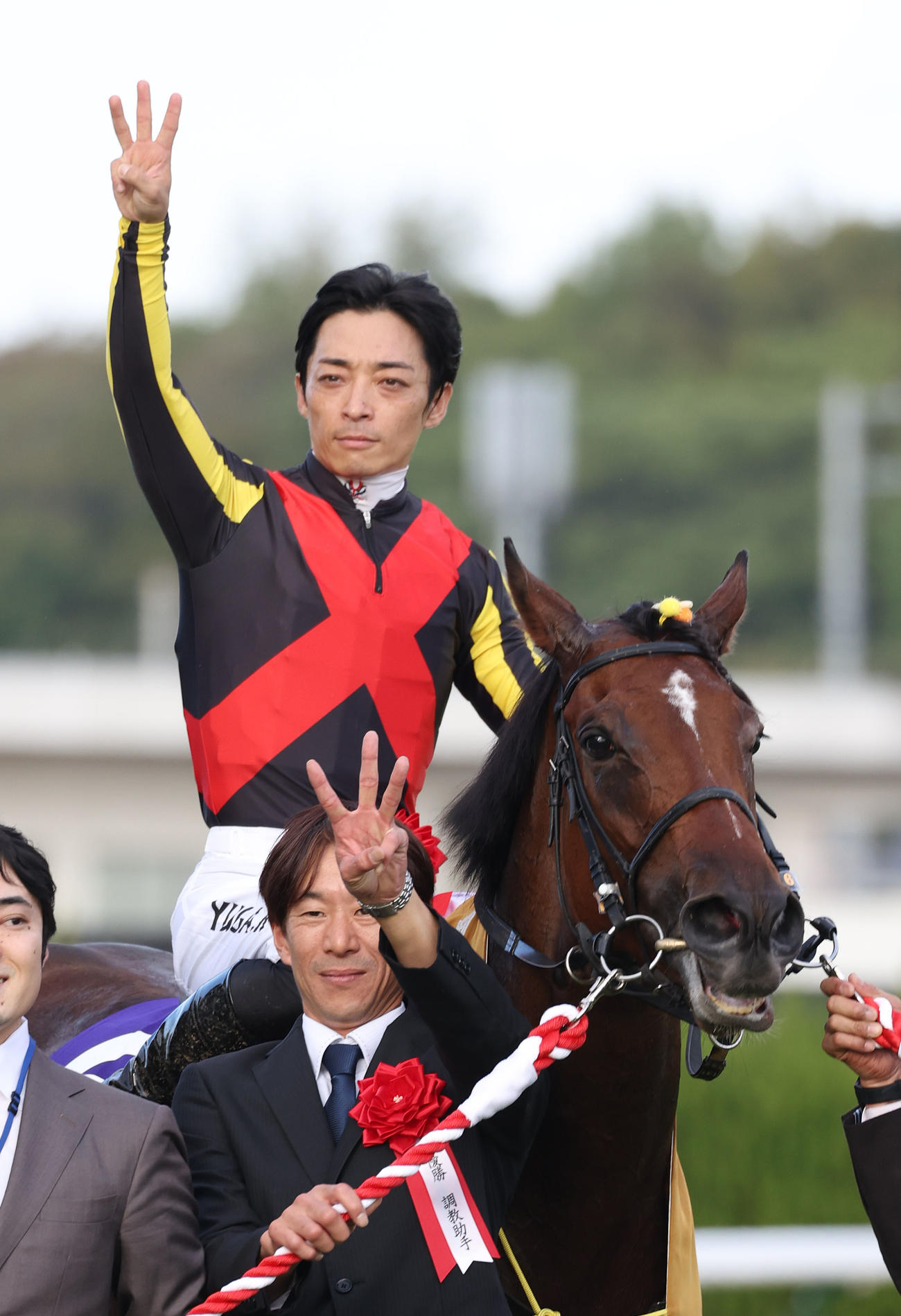 リバティアイランドで秋華賞を制し牝馬3冠を達成した川田将雅騎手は口取りで指を3本立てる