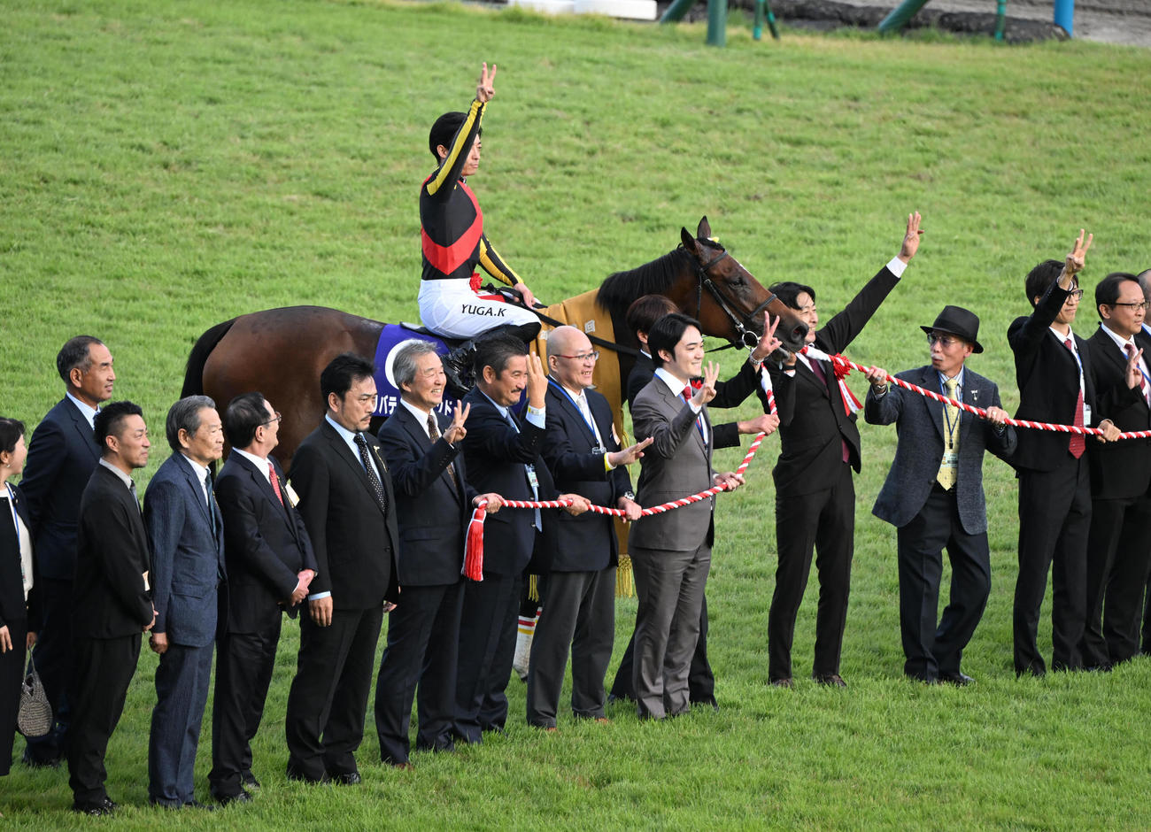 3冠を達成しリバティアイランドの鞍上でポーズを取る川田騎手（撮影・和賀正仁）