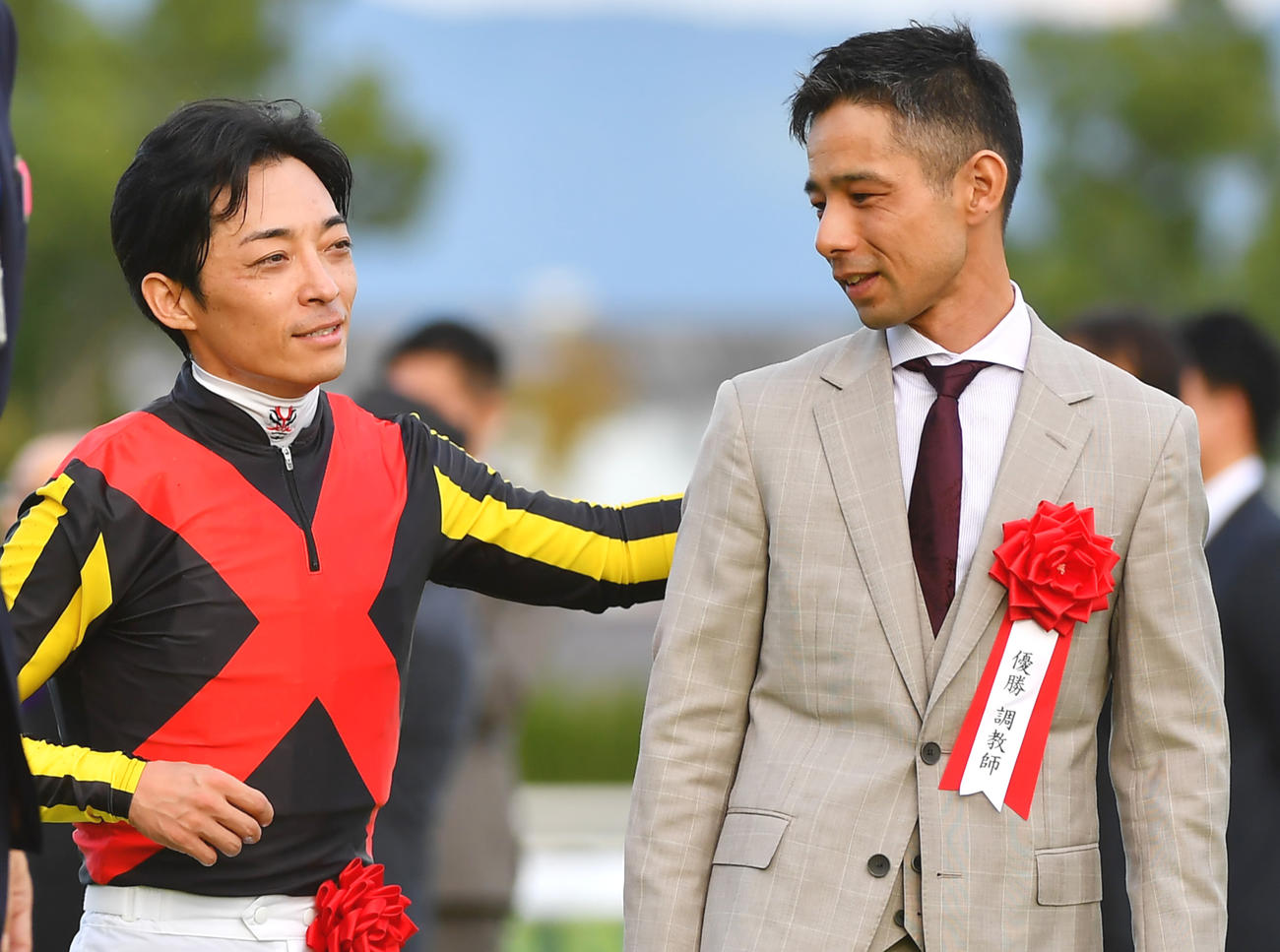 リバティアイランドが3冠達成で笑顔をみせる川田騎手（左）と中内田師（撮影・清水貴仁）