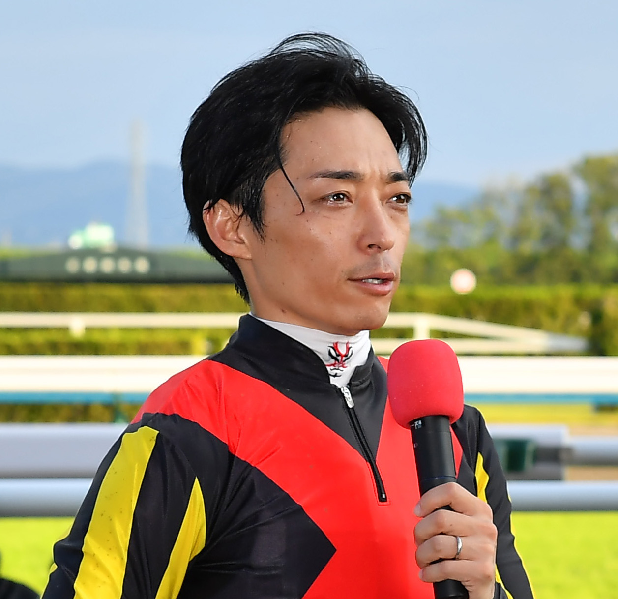 リバティアイランドで3冠達成した川田騎手はインタビューで目を潤ませる（撮影・清水貴仁）