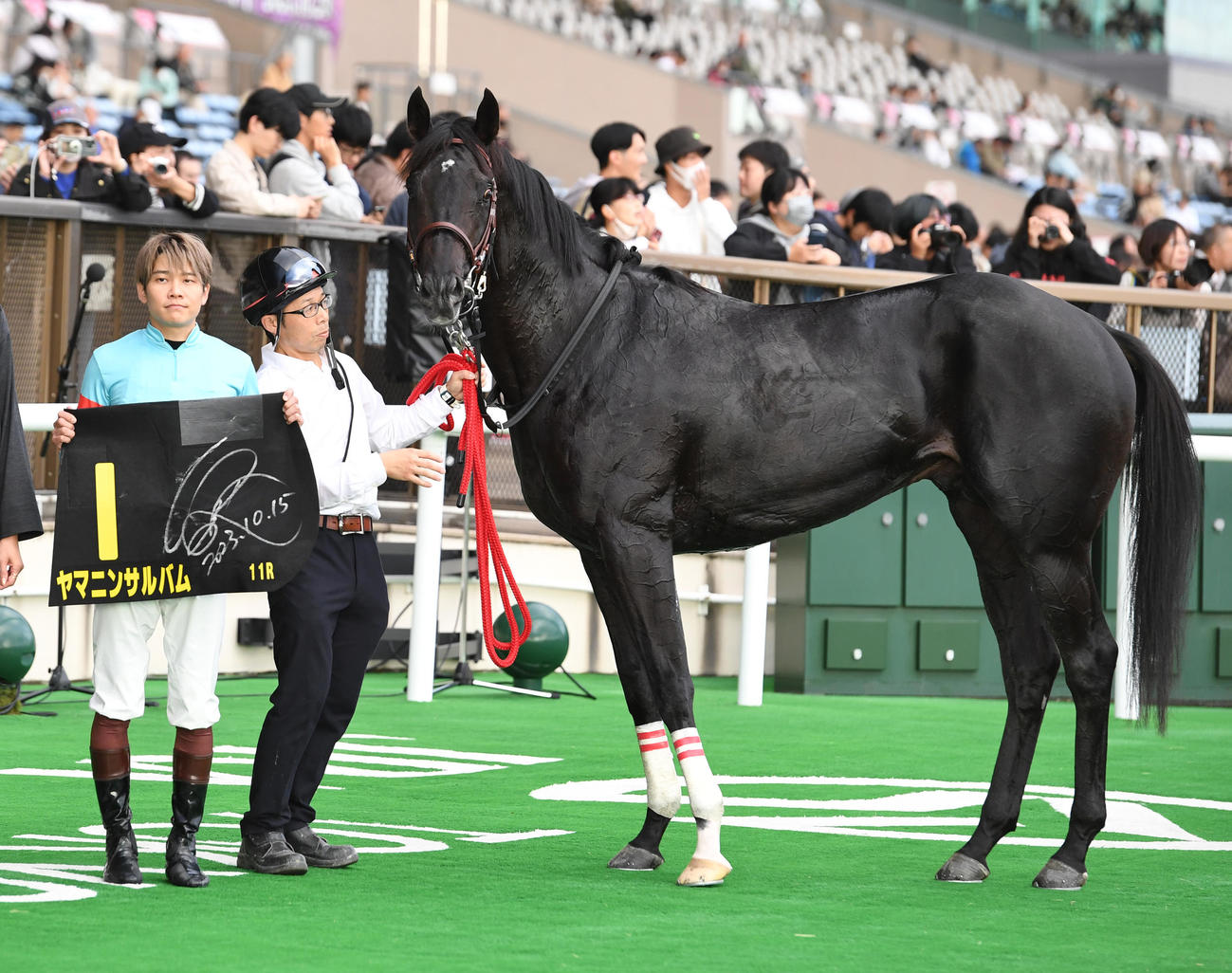 東京11R、オクトーバーSを制したヤマニンサルバムと三浦騎手（撮影・柴田隆二）