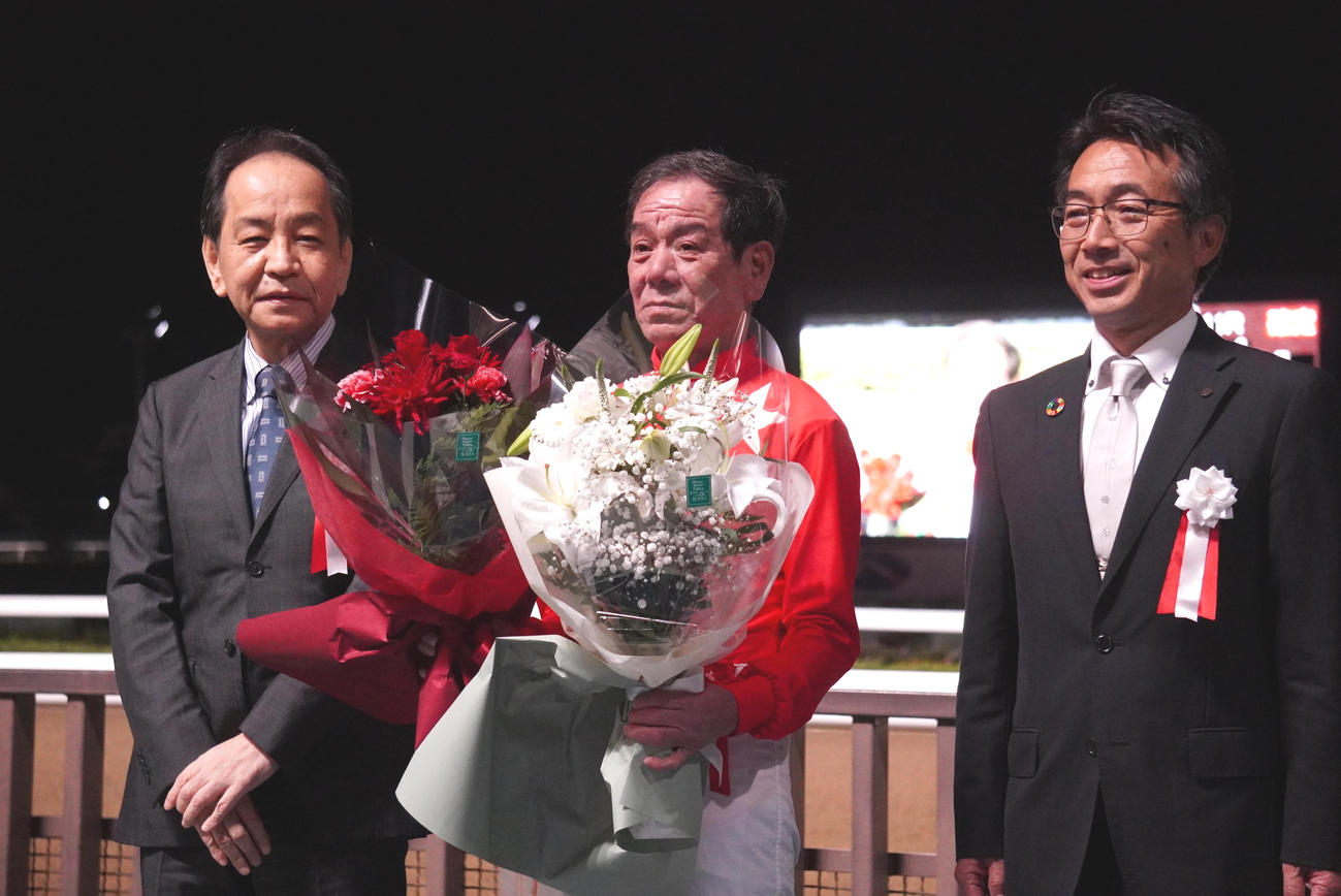 デビュー50周年記念セレモニーでの的場文男騎手（中央）