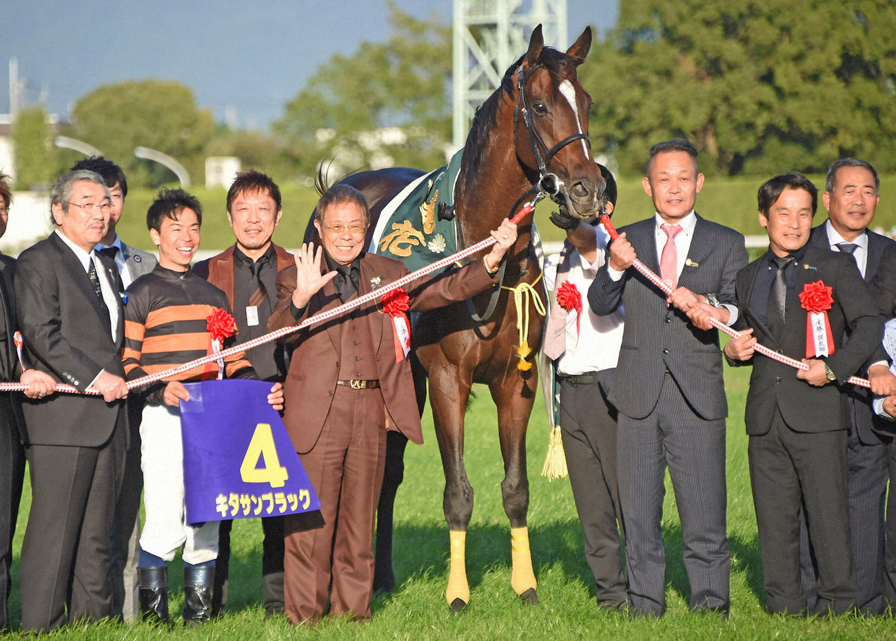 15年10月、愛馬キタサンブラックで菊花賞を勝利した北島三郎（中央）は関係者らと記念撮影