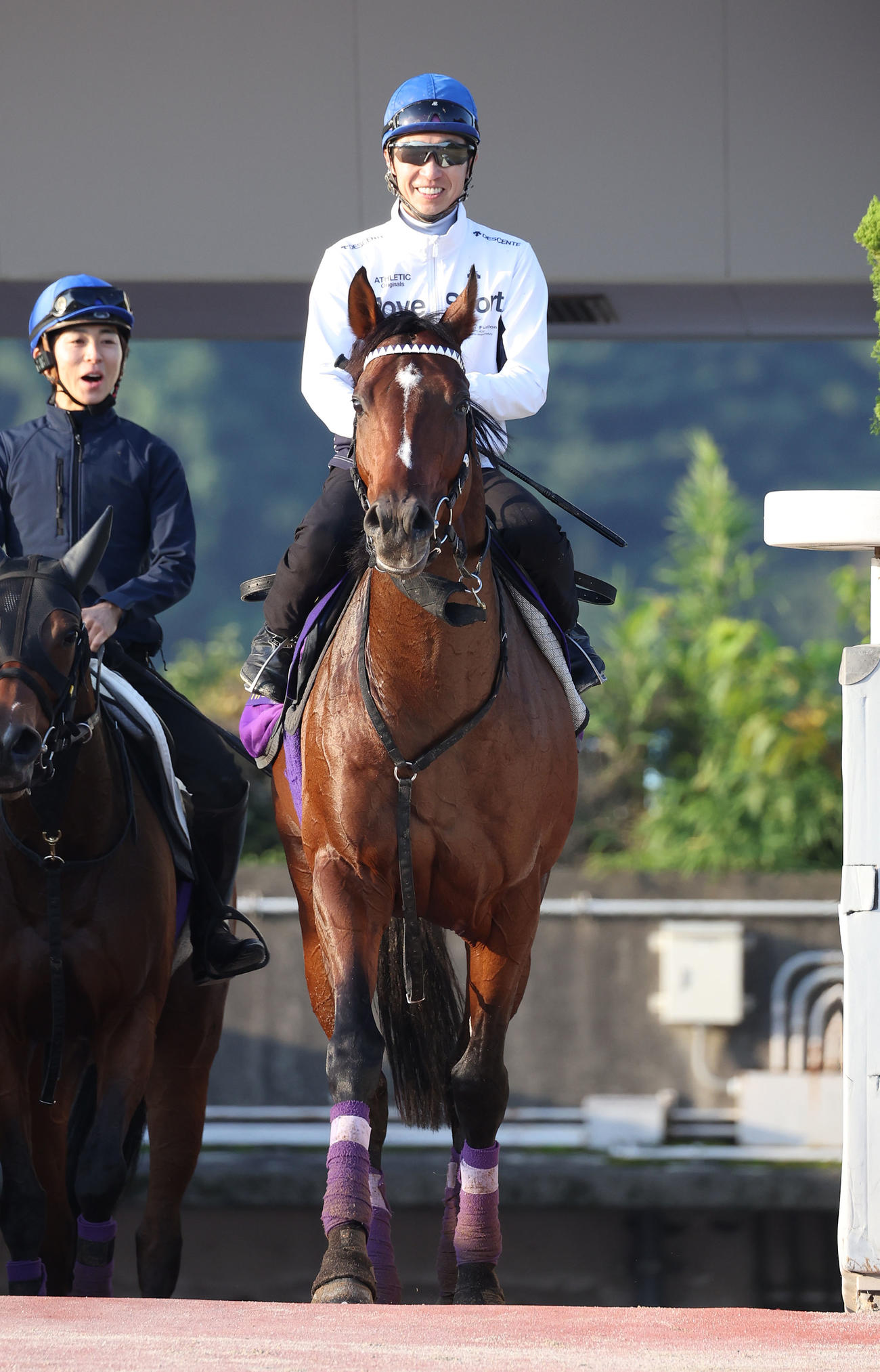 武豊騎手を背に調教から引き揚げるドウデュース（撮影・白石智彦）