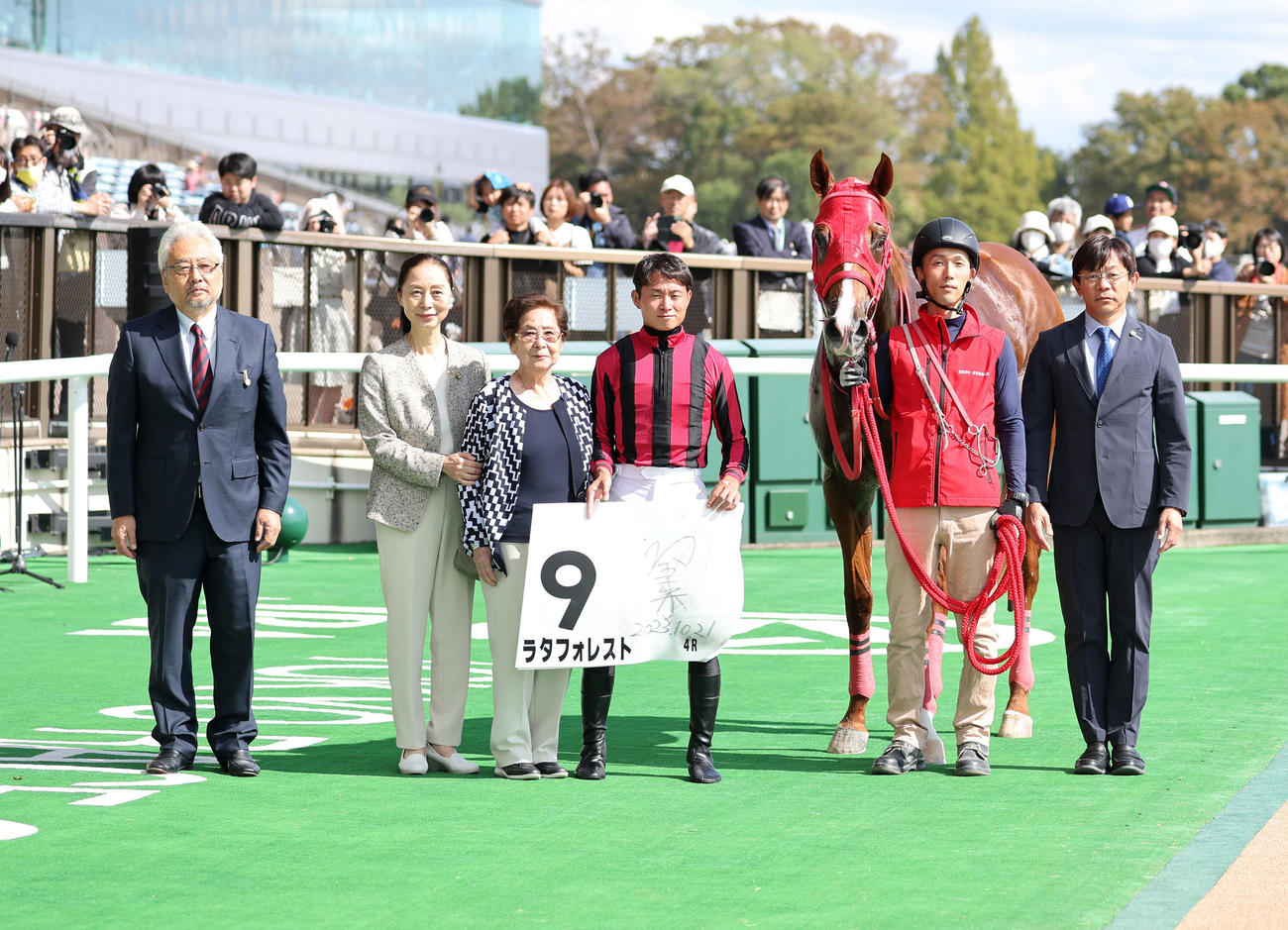 メイクデビュー東京を制したラタフォレストと岩田望来騎手（撮影・鈴木正人）