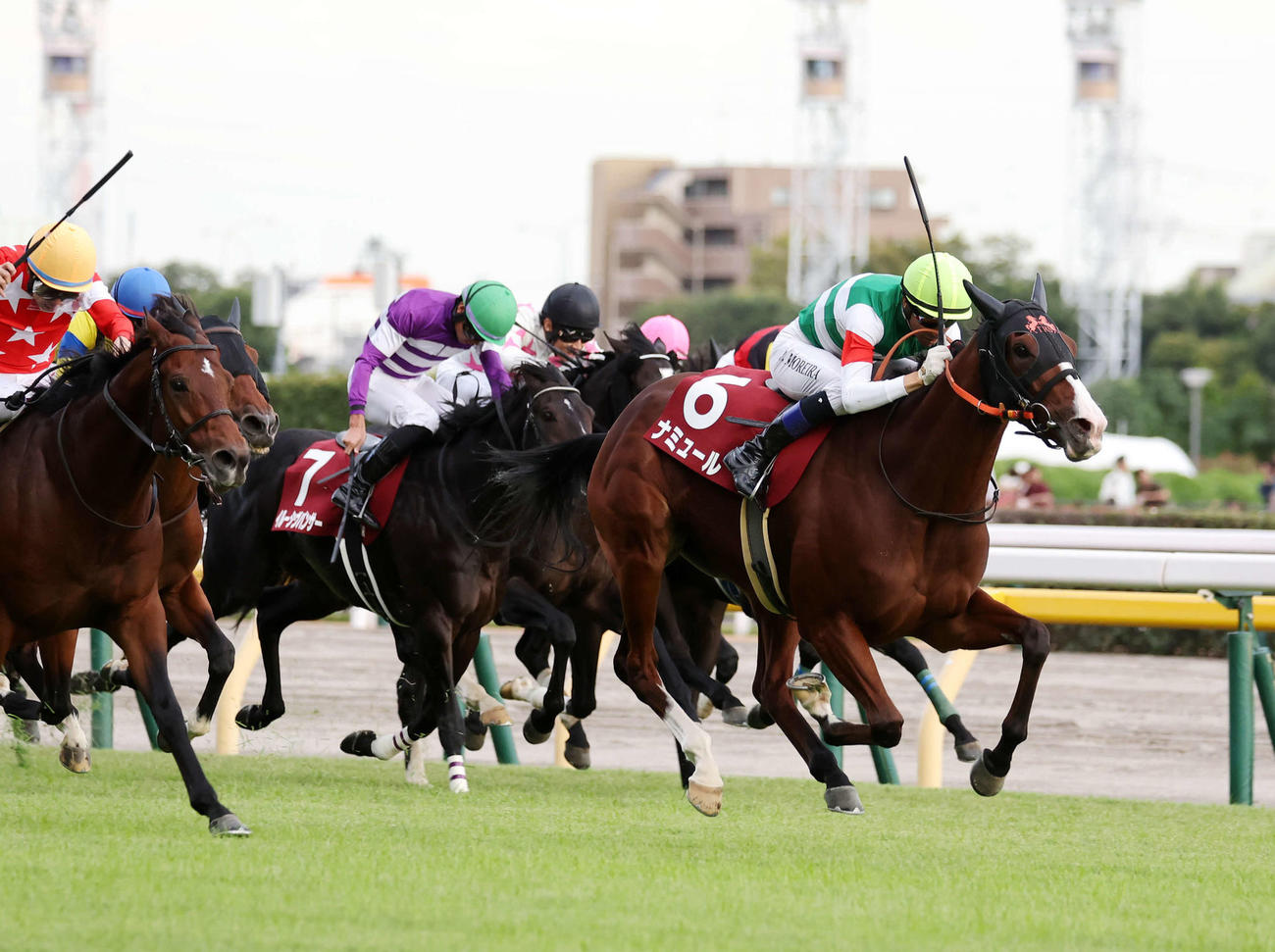 富士Sを制したナミュール（右）とJ・モレイラ騎手（撮影・鈴木正人）