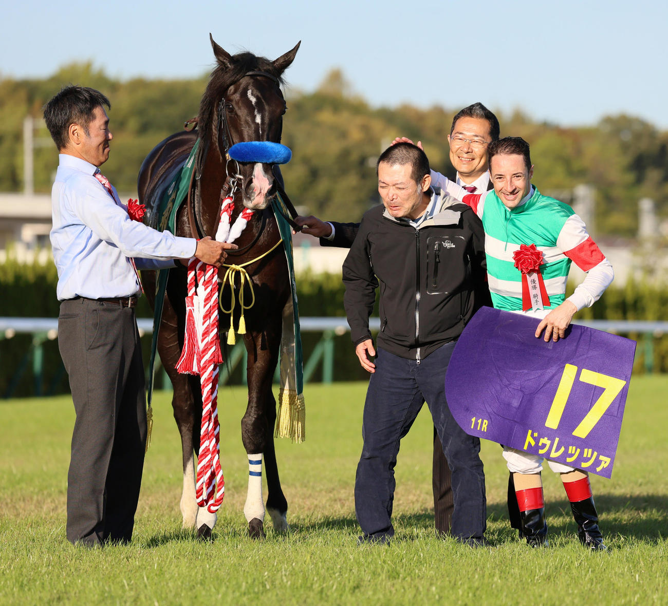 菊花賞を制したドゥレッツァとC・ルメール騎手（右）が関係者と喜び合う（撮影・清水貴仁）