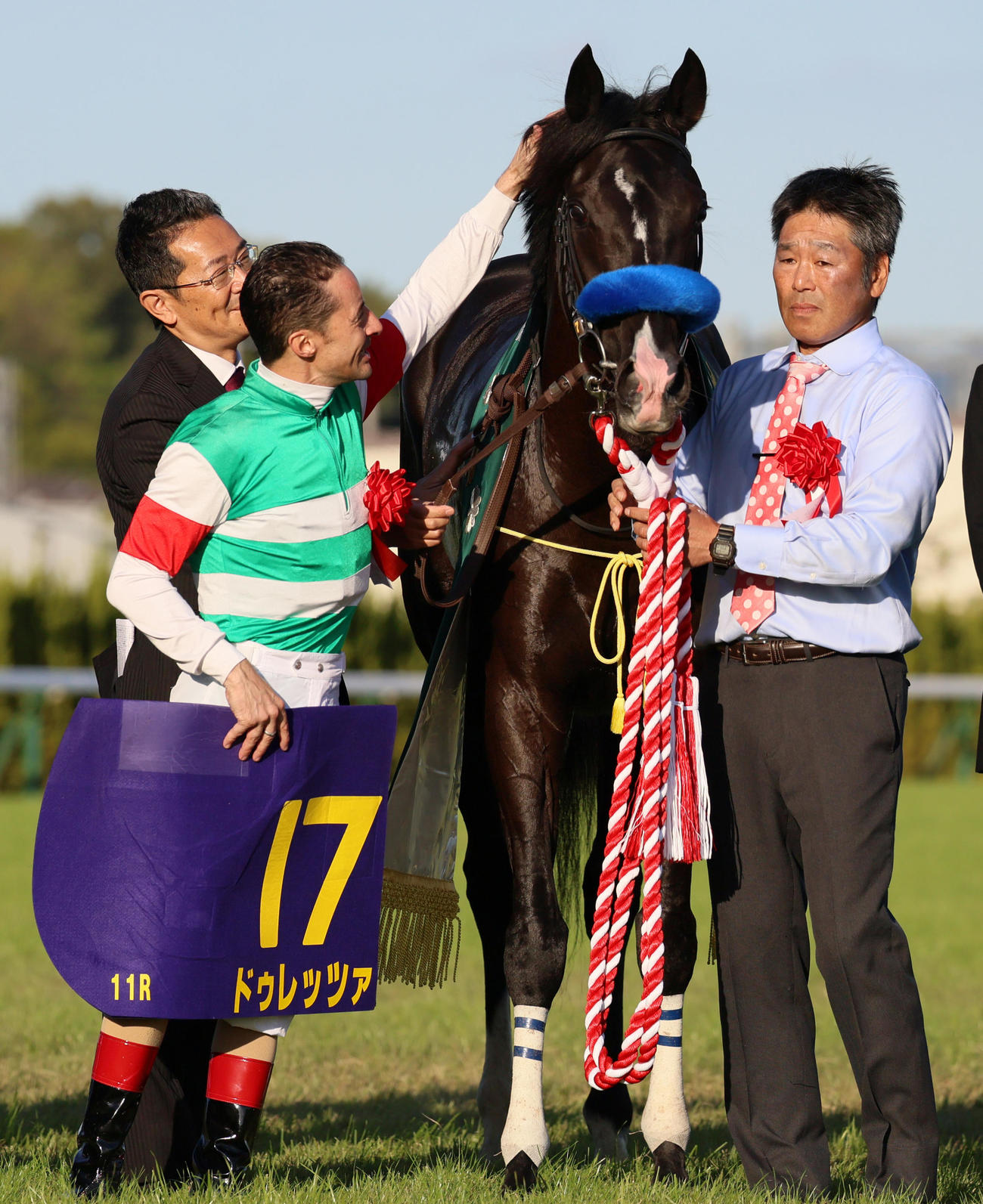菊花賞を制したドゥレッツァをねぎらうC・ルメール騎手（撮影・清水貴仁）