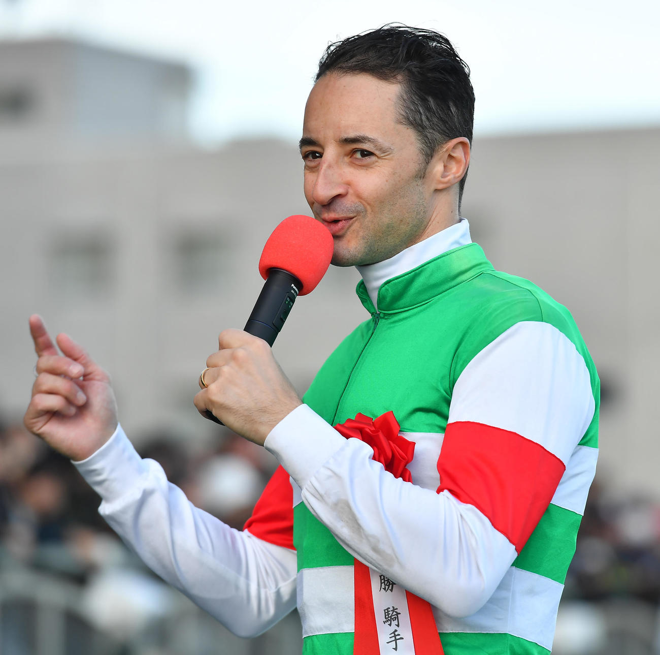 菊花賞を制しヒーローインタビューを受けるC・ルメール騎手（撮影・清水貴仁）