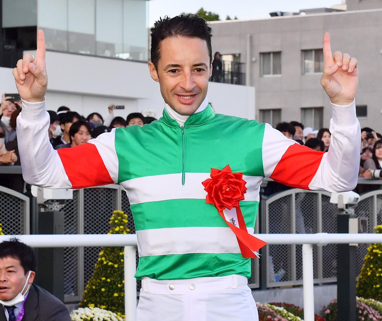 菊花賞を制しヒーローインタビューを終えポーズをみせるC・ルメール騎手（撮影・清水貴仁）
