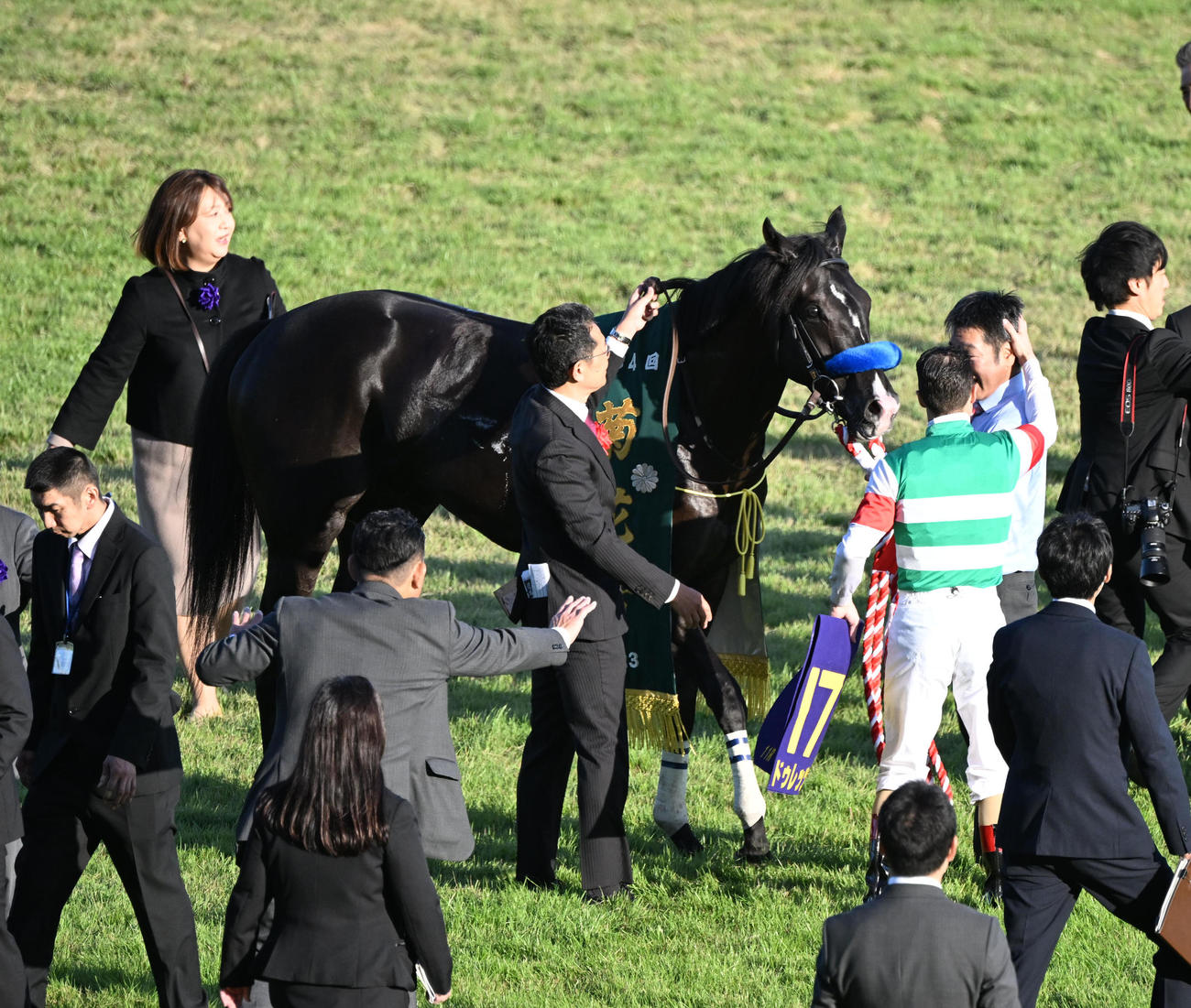 菊花賞を制し口取りをするC・ルメール騎手とドゥレッツァ（撮影・和賀正仁）