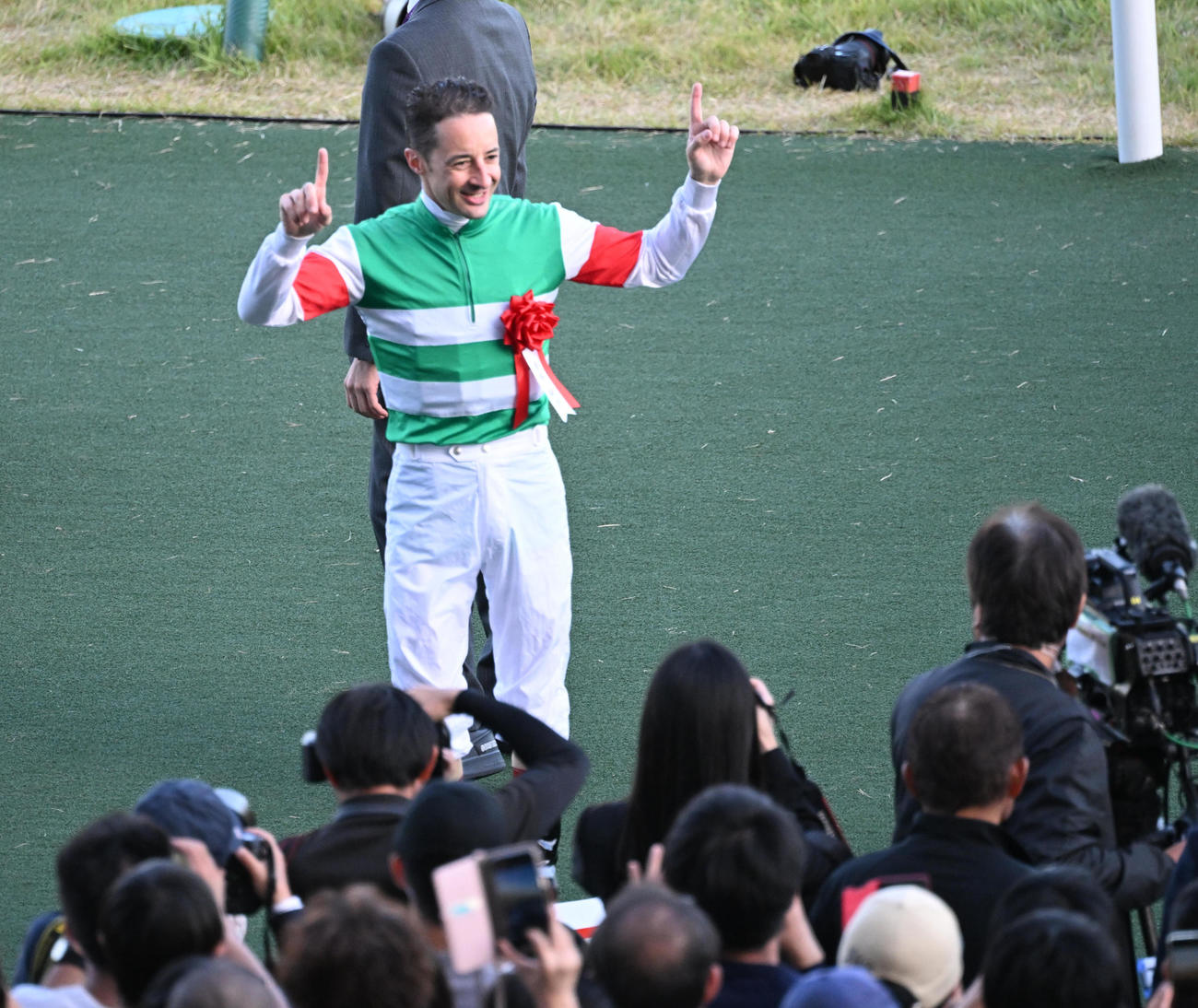 インタビュー後、ポーズを取るC・ルメール騎手（撮影・和賀正仁）