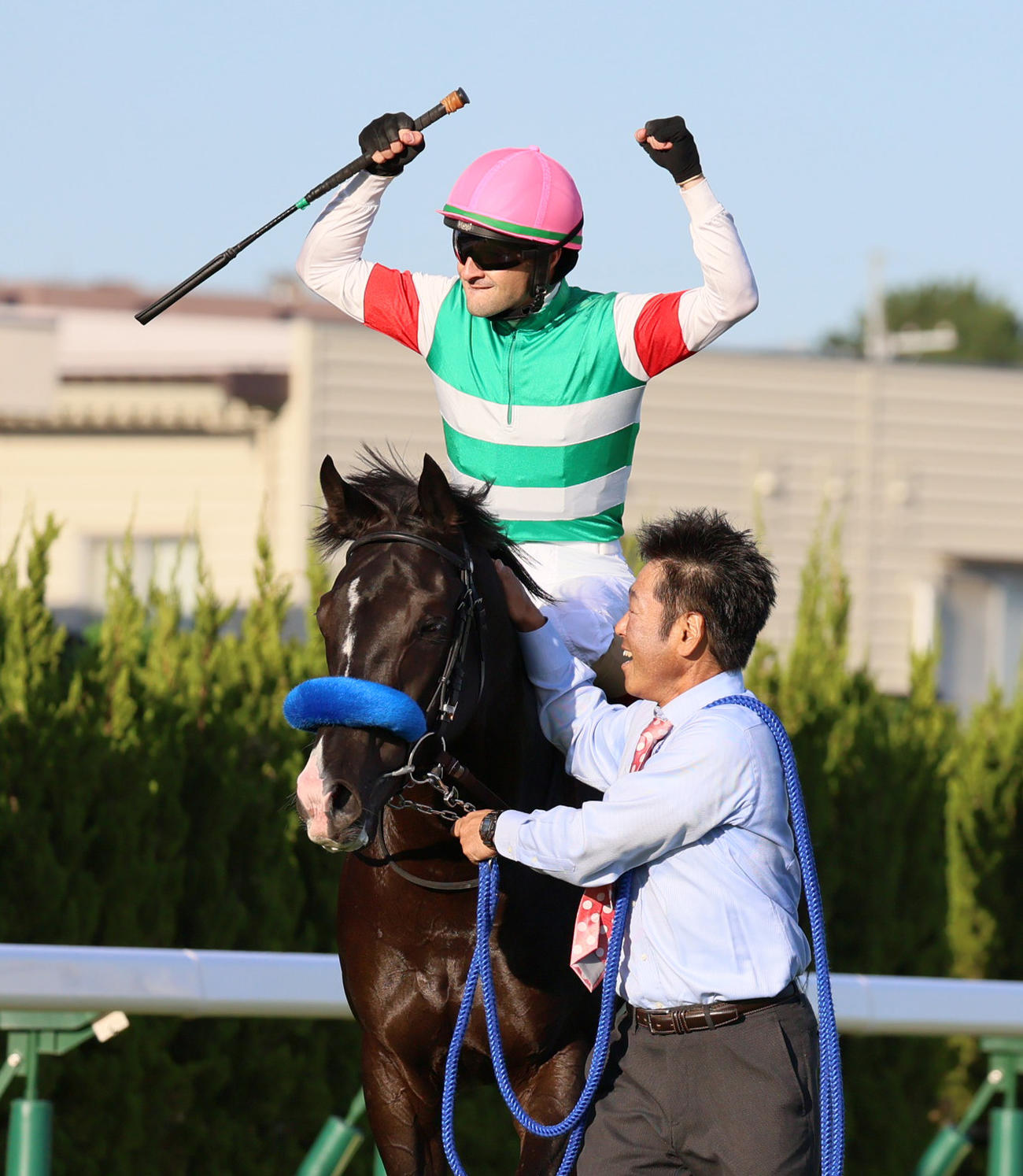 菊花賞を制したドゥレッツァとガッツポーズをみせるC・ルメール騎手（撮影・清水貴仁）
