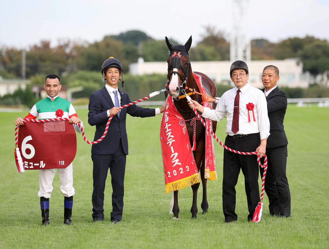 富士Sを制したナミュールの口取りに並ぶモレイラ騎手（左）と高野師（右）ら（撮影・鈴木正人）