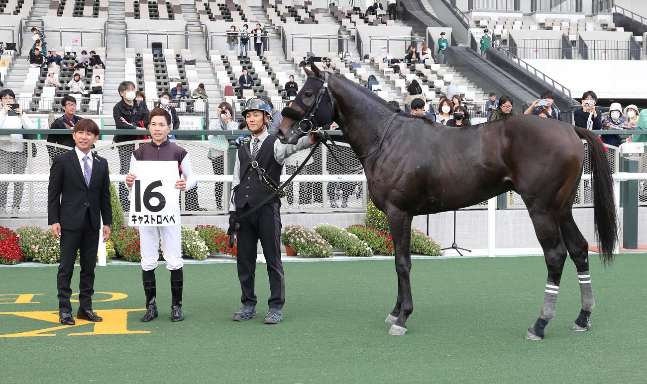 京都3R、新馬戦を制したキャストロペペと口取りに並ぶ国分優騎手（中央）（撮影・白石智彦）