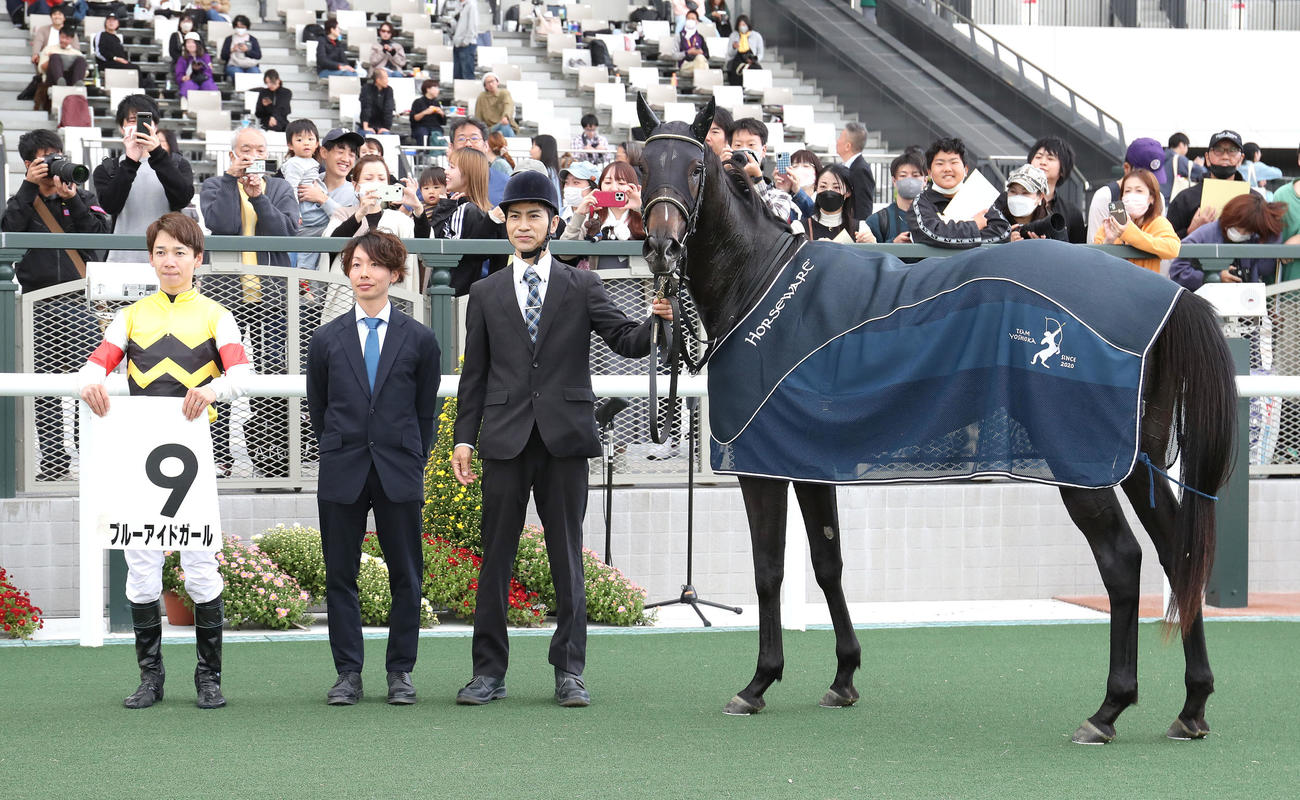 京都5R、新馬戦を制したブルーアイドガールと口取りに並ぶ松山騎手（左）（撮影・白石智彦）