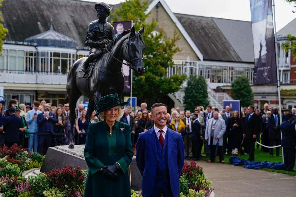 アスコット競馬場で銅像除幕式を行ったデットーリ騎手（右）とカミラ王妃(C)Ascot Racecourse