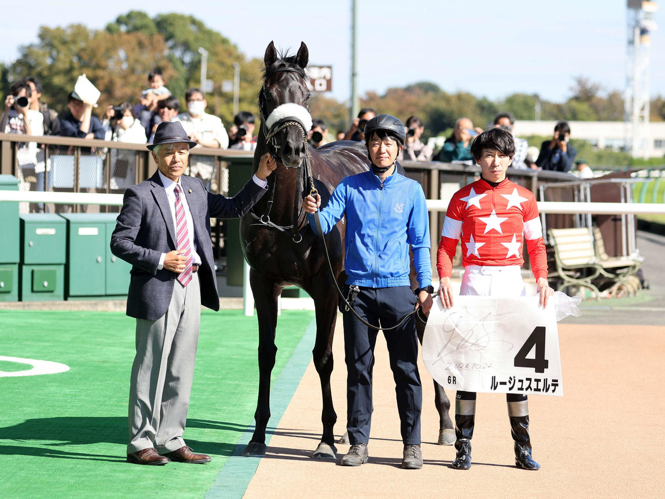 東京6R・2歳1勝クラスを制したルージュスエルテと横山和生騎手（右）（撮影・鈴木正人）